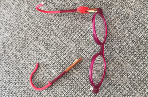 Et par knækkede briller