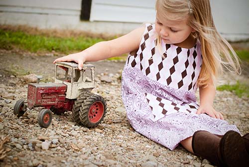 Pige leger med en traktor. Synsudvikling hos børn.
