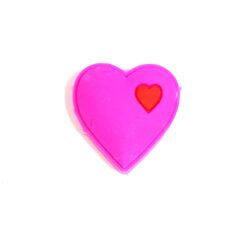 Brillecharms, der ligner et lyserødt hjerte.