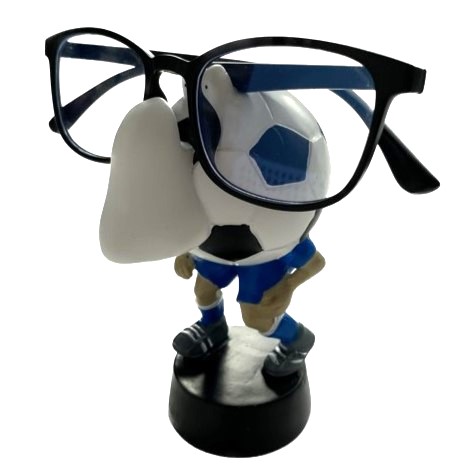 En brilleholder, der ligner en fodbold. med blå short.