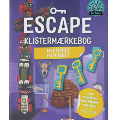 Forsiden af Escape Klistermærkebog: Mission Tomahawk – En spændende opgavebog med et museum som baggrund, der indeholder gåder og klistermærker.
