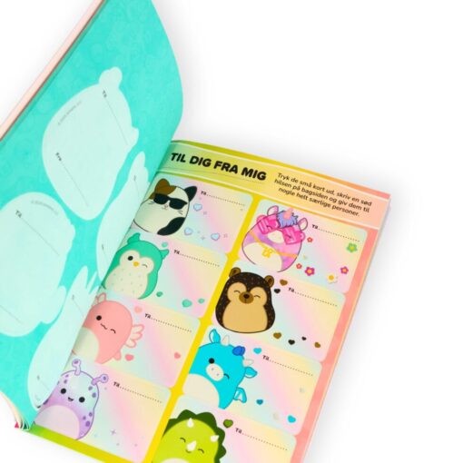 Opslag fra "Squishmallows aktivitetsbog" – farverig bog med klistermærker og kreative aktiviteter for børn.
