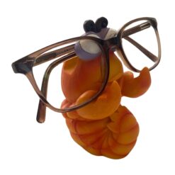 By bers brilleholder, der ligner en reje. Illusteret med briller på.