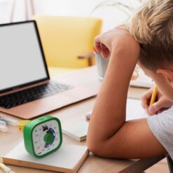 visuelle ure til børn med monster truck. Tick Tock Truck. Barn der laver lektier.