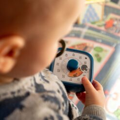 Visuel timer til børn med monster truck. Tick Tock Truck. Barn der sidder med det. Fra Brain Stream.