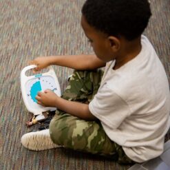 Time Timer Plus 20 minutter. Barn, der sidder med Time Timer.