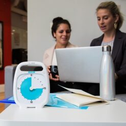 Time Timer Plus 20 minutter. På bord.