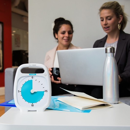 Time Timer Plus 20 minutter. På bord.