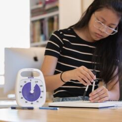 Time Timer Plus 120 minutter. Dame, der studerer.