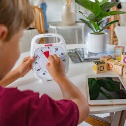 Time Timer Plus hvid. Barn, der indstiller uret.