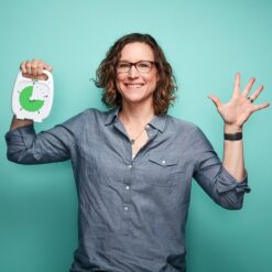 Time Timer Plus 5 minutter. Hvid/Grøn. Med dame, der holder uret.