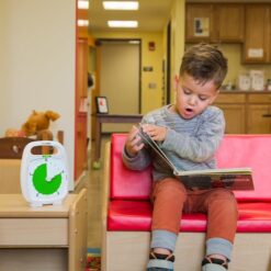 Time Timer Plus 5 minutter. Hvid/Grøn. Barn der læser.