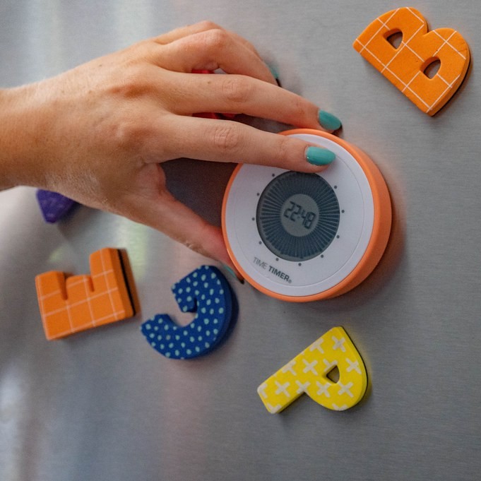 Time Timer Twist Orange, Dreamcycle Orange. Set på køleskab. Visuelt ur.