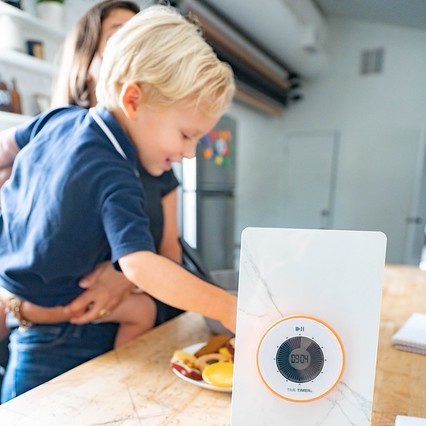 Time Timer Twist Orange, Dreamcycle Orange. Med barn i køkkenet.