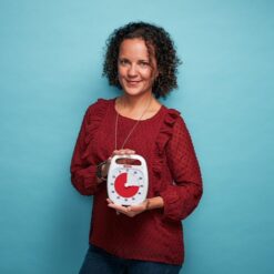 Time Timer Plus hvid. Dame der holder uret.